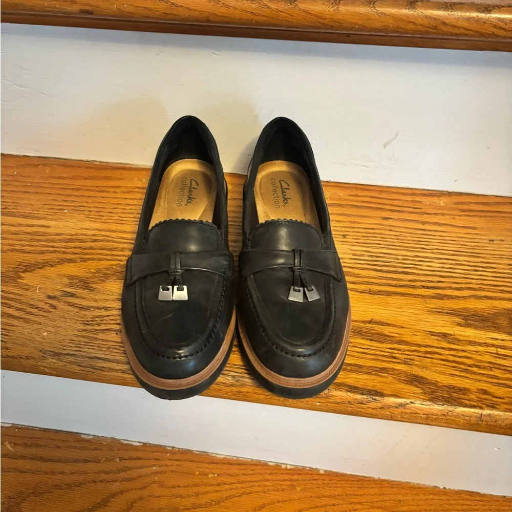 Black Leather Tassel Loafers with Contrast Welt - Women - Picture 2 of 5